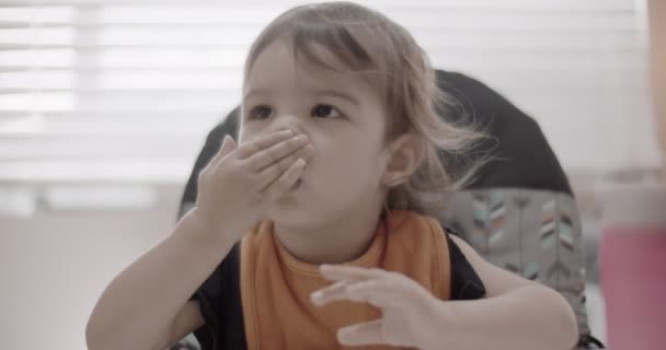 Yeni Yürümeye Başlayan Çocuk Yemeğini Yiyor Ağır Çekim Raw Bir — Stok video