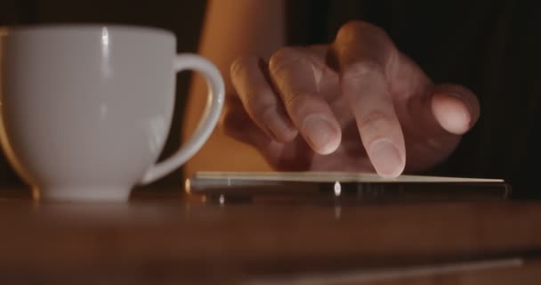 Крупним Планом Витираючи Палець Екрані Мобільного Телефону Знімок Raw Кінокамеру — стокове відео