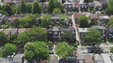 Yaz boyunca Toronto 'daki bir mahallenin havadan çekilmiş görüntüleri. Sinematik 4K görüntüleri.