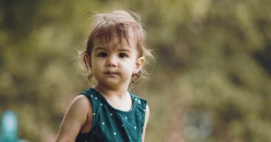 Yazın parkta gezen tatlı bir kız. Gerçek hayat, gizli 4K görüntüleri..