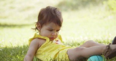 Yazın parkta gezen tatlı bir kız. Gerçek hayat, gizli 4K görüntüleri..