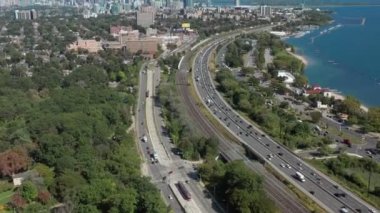 Toronto 'ya giden Gardiner Otoyolu' nun Havacılık Kuruluşu Çekimi. Sinematik 4K Görüntü.