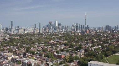 Yaz boyunca Toronto 'daki bir mahallenin havadan çekilmiş görüntüleri. Sinematik 4K görüntüleri.