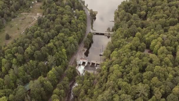 4K有水冲出的小水坝的空中视图 电影建立镜头 — 图库视频影像