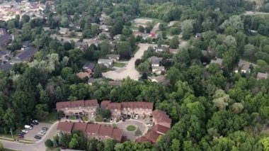 İlkbaharın sonlarında banliyölerin havadan çekilmiş görüntüleri, Summer. Sinematik 4K Görüntü.