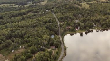 4K Kır Evi 'nin Kuruluş Çekimi. Sinematik görüntüler.