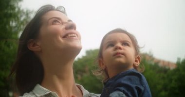 Anne ve küçük kızı dışarıyı keşfediyorlar. 4K gerçek hayat, gizli görüntüler.