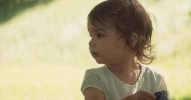 Yazın parkta gezen tatlı bir kız. Gerçek hayat, gizli 4K görüntüleri..