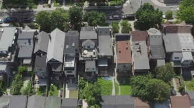 Yaz boyunca Toronto 'daki bir mahallenin havadan çekilmiş görüntüleri. Sinematik 4K görüntüleri.
