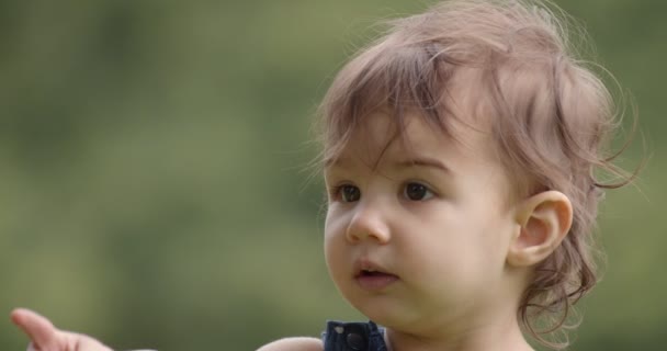 Cute Baby Girl Zwiedzanie Parku Lecie Prawdziwe Życie Szczery Materiał — Wideo stockowe