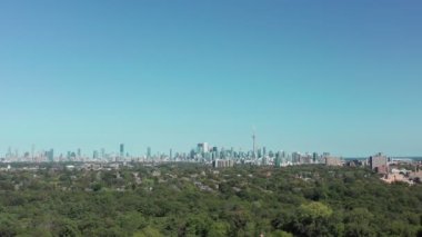 Yaz boyunca Toronto 'daki bir mahallenin havadan çekilmiş görüntüleri. Sinematik 4K görüntüleri.