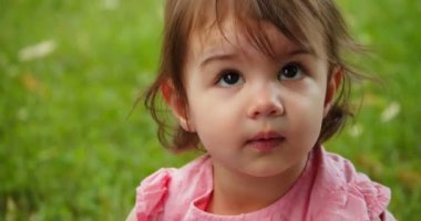 Yazın parkta gezen tatlı bir kız. Gerçek hayat, gizli 4K görüntüleri..