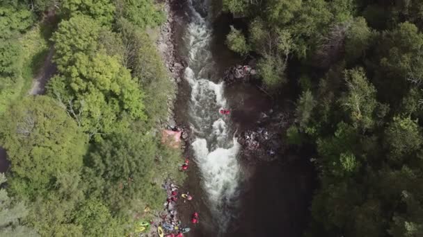 Voce Principale Aerial Shot Kayakers River Rapids Filmati Cinematografici — Video Stock