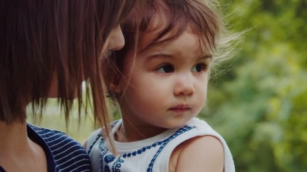母親と赤ちゃんの娘が屋外を探検しています 4K現実世界 率直な映像 — ストック動画
