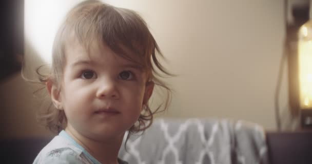 Launische Und Filmische Aufnahme Eines Kleinen Mädchens Hause Auf Der — Stockvideo