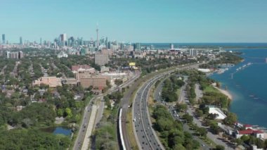 Toronto 'ya giden Gardiner Otoyolu' nun Havacılık Kuruluşu Çekimi. Sinematik 4K Görüntü.