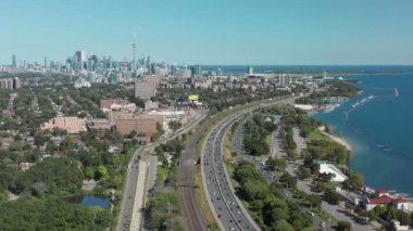 Toronto 'ya giden Gardiner Otoyolu' nun Havacılık Kuruluşu Çekimi. Sinematik 4K Görüntü.