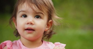 Yazın parkta gezen tatlı bir kız. Gerçek hayat, gizli 4K görüntüleri..