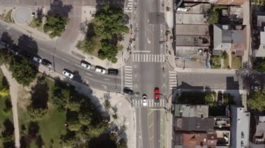 Toronto şehir merkezindeki bir kavşağın 4K görüntüsü. Hava görüntüleri.