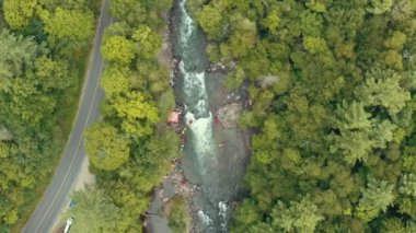 Nehirde Akıntılı Kayakçıların Hava Çekimi. Sinematik 4K Görüntü.