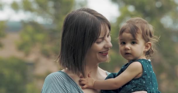 Matka Její Dceruška Prozkoumávají Okolí Skutečný Život Upřímné Záběry — Stock video