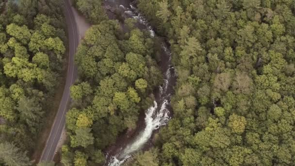 Aerial Establishing Shot Fast Moving River Com Rapids Filmagem Cinematográfica — Vídeo de Stock