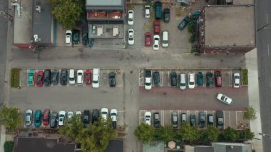 Büyük bir şehrin otoparkının havadan çekilmiş görüntüsü. Sinematik 4K görüntüleri.