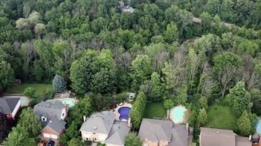 İlkbaharın sonlarında banliyölerin havadan çekilmiş görüntüleri, Summer. Sinematik 4K Görüntü.