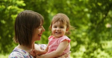 Anne ve küçük kızı dışarıyı keşfediyorlar. 4K gerçek hayat, gizli görüntüler.