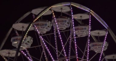 Dönme dolap panayır alanında. 4K RAW 'da bir sinema kamerasında çekildi..