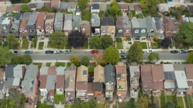 Büyük bir metropolitan şehrindeki yerleşim alanlarının havadan çekim görüntüleri. Sinematik 4K görüntüleri.