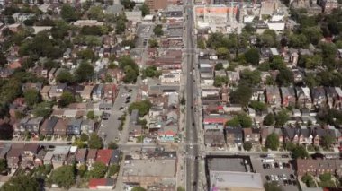 Yaz boyunca Toronto 'daki bir mahallenin havadan çekilmiş görüntüleri. Sinematik 4K görüntüleri.