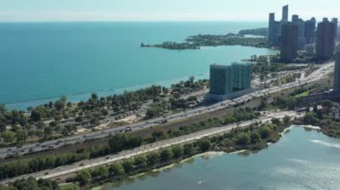 Toronto 'ya giden Gardiner Otoyolu' nun Havacılık Kuruluşu Çekimi. Sinematik 4K Görüntü.