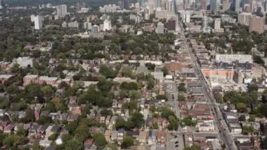 Yaz boyunca Toronto 'daki bir mahallenin havadan çekilmiş görüntüleri. Sinematik 4K görüntüleri.