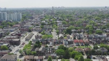 Yaz boyunca Toronto 'daki bir mahallenin havadan çekilmiş görüntüleri. Sinematik 4K görüntüleri.