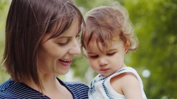 母親と赤ちゃんの娘が屋外を探検しています 4K現実世界 率直な映像 — ストック動画