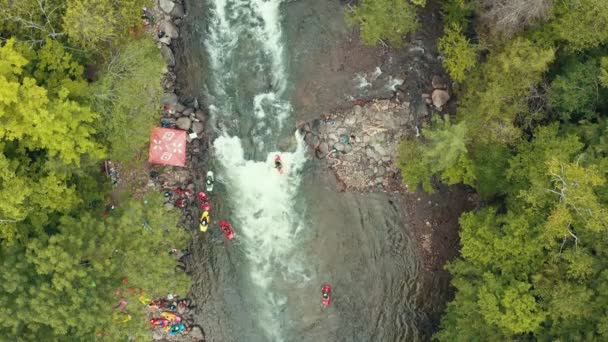 Overhead Aerial Shot Van Kayakers Rivier Met Rapids Filmbeelden Van — Stockvideo