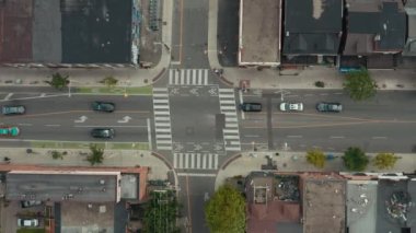 4K, büyük bir şehirde kesişme noktası kuruyor. Hava görüntüleri.