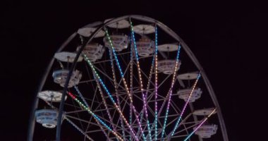 Dönme dolap panayır alanında. 4K RAW 'da bir sinema kamerasında çekildi..