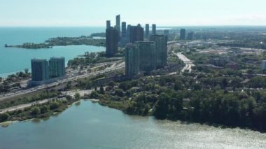 Toronto 'ya giden Gardiner Otoyolu' nun Havacılık Kuruluşu Çekimi. Sinematik 4K Görüntü.