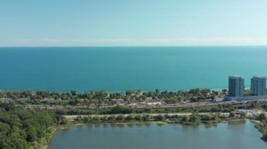 Toronto 'ya giden Gardiner Otoyolu' nun Havacılık Kuruluşu Çekimi. Sinematik 4K Görüntü.