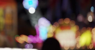 Geceleri panayır alanı. Odaklanamayan görüntü. 4K RAW 'da bir sinema kamerasında çekildi..