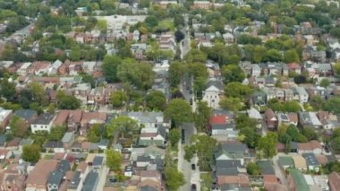 Büyük bir metropolitan şehrindeki yerleşim alanlarının havadan çekim görüntüleri. Sinematik 4K görüntüleri.