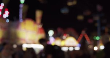 Geceleri panayır alanı. Odaklanamayan görüntü. 4K RAW 'da bir sinema kamerasında çekildi..
