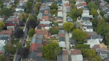 Büyük bir metropolitan şehrindeki yerleşim alanlarının havadan çekim görüntüleri. Sinematik 4K görüntüleri.