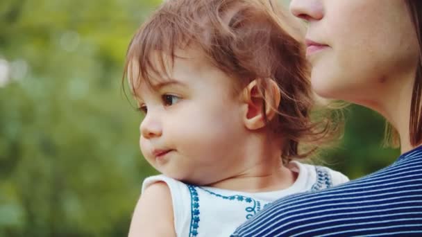 Matka Její Dceruška Prozkoumávají Okolí Skutečný Život Upřímné Záběry — Stock video