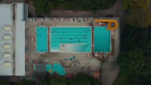 Aerial Etablerar Skott Offentlig Pool Stor Stad Filmklipp Från — Stockvideo