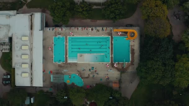 一个大城市的公共游泳池的空中拍摄 电影4K镜头 — 图库视频影像