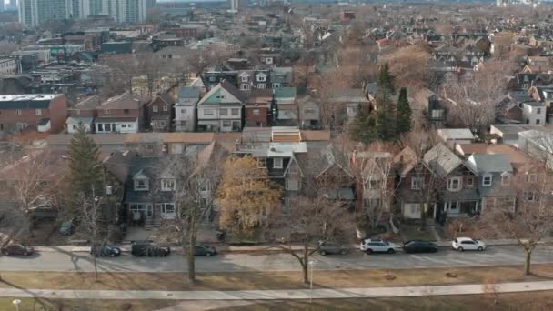 Aerial Establishing Снимок Жилой Улицы Торонто Онтарио Поздней Осенью — стоковое видео