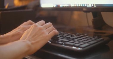 Klavyede yazan kadın elleri. 4K Görüntü.